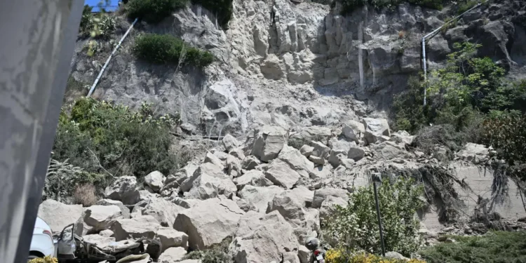 Campi Flegrei, la Procura accende i riflettori sulla messa in sicurezza dei costoni: acquisiti documenti sui fondi non utilizzati