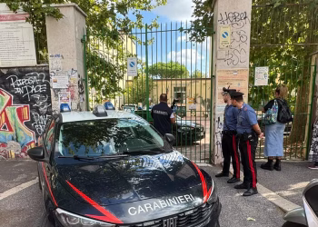 Tredicenne spruzza spray urticante e accoltella la prof: voleva filmare l’aggressione