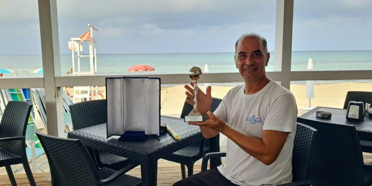 Premio Fratelli del Mare 2026, riconoscimento per il proprietario di un lido di Gallipoli che salvò tre turisti