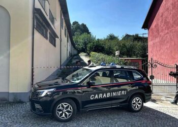 Sorprende i ladri nel cortile di casa, spara e ne uccide uno: 35enne indagato per omicidio