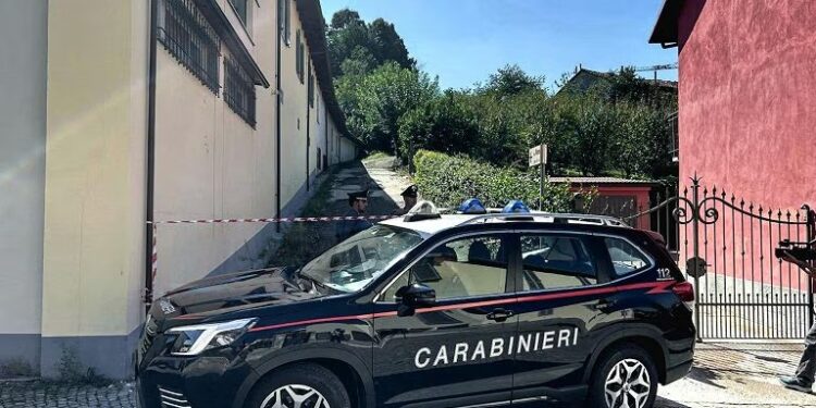 Sorprende i ladri nel cortile di casa, spara e ne uccide uno: 35enne indagato per omicidio