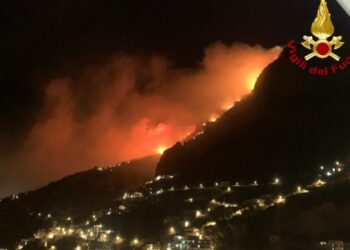 Costiera Amalfitana e Sorrentina in fiamme: evacuate case a San Lazzaro, i sindaci: «È dolo»