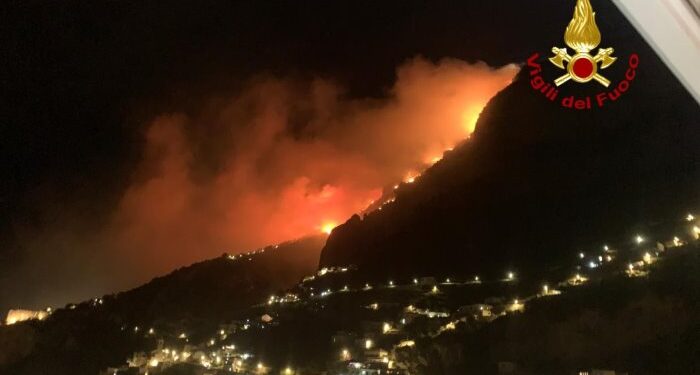 Costiera Amalfitana e Sorrentina in fiamme: evacuate case a San Lazzaro, i sindaci: «È dolo»
