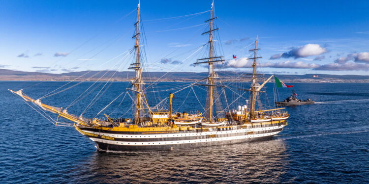 Amerigo Vespucci torna a Napoli: il veliero più famoso d’Italia incontra l’America’s Cup