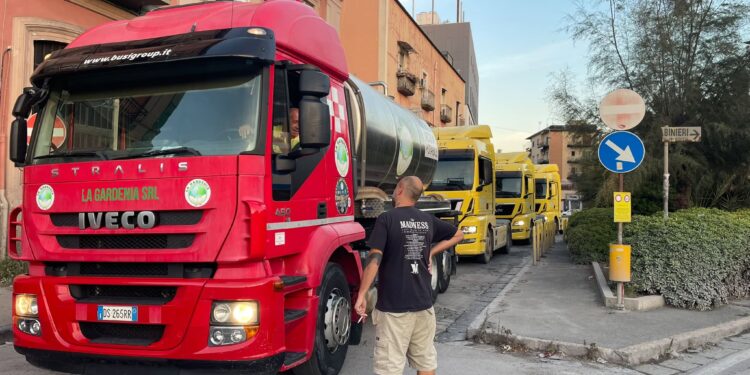 Bagnoli, protesta contro i cantieri dell’America’s Cup: bloccati i camion. «Prima le bonifiche e le case per gli sfollati»