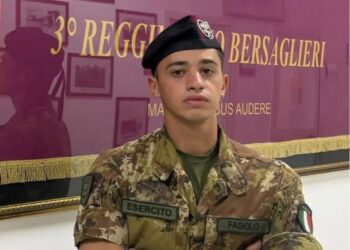 Cagliari, 15enne accerchiata alla fermata del bus: interviene un bersagliere fuori servizio