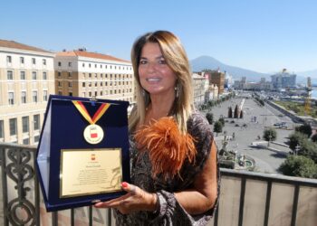 Napoli celebra Monica Sarnelli: alla cantante la Medaglia della Città per i 45 anni di carriera