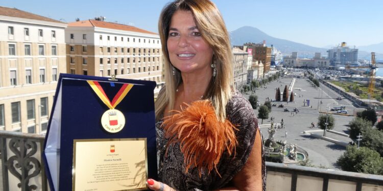 Napoli celebra Monica Sarnelli: alla cantante la Medaglia della Città per i 45 anni di carriera