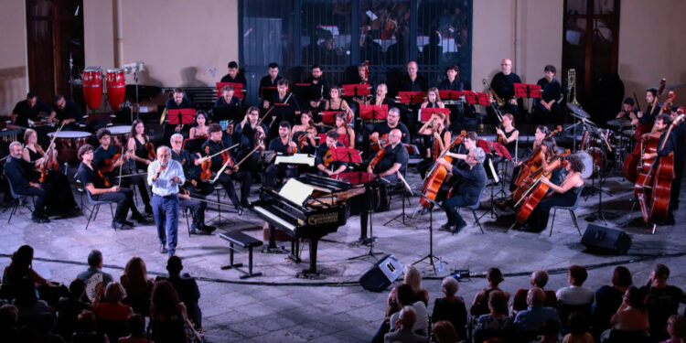 Fiori musicali, la musica torna nelle periferie: a Caivano Morricone e Avion Travel con la Nuova Orchestra Scarlatti