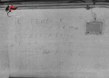 Napoli, «Il tempo è scaduto, vi uccido»: la scritta sul muro dopo mesi di minacce e aggressioni