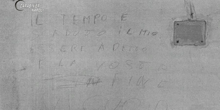 Napoli, «Il tempo è scaduto, vi uccido»: la scritta sul muro dopo mesi di minacce e aggressioni