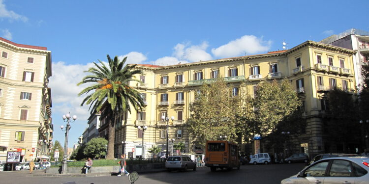 Napoli, 16enne accoltellato alla schiena in piazza Vanvitelli: prima l’aggressione, poi il ritorno in gruppo