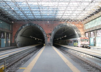 Napoli, due minorenni accoltellati sul treno per uno sguardo: fermato un 17enne