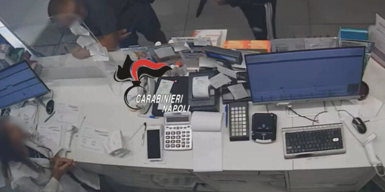 Barra, rapina in farmacia: il tatuaggio incastra il 46enne. Decisivo il coraggio della farmacista