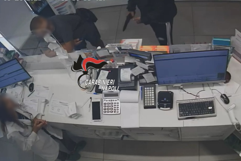Barra, rapina in farmacia: il tatuaggio incastra il 46enne. Decisivo il coraggio della farmacista