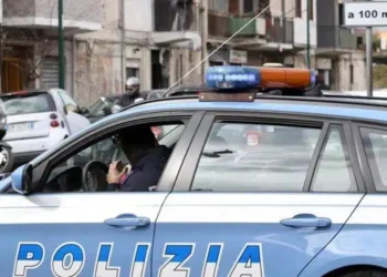 Salerno, 20enne accoltellata alla nuca da uno sconosciuto: «Ora ho paura di uscire di casa»