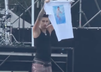 VIDEO-Cecchy, rapper di Ponticelli, sul palco dell’Ex Base Nato ricorda Fabio Ascione