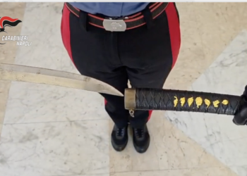 VIDEO-Terzigno, a scuola con un coltello da 18 centimetri nello zaino: denunciato 14enne