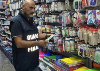 Napoli, maxi sequestro di prodotti scolastici non sicuri: oltre 1,3 milioni di articoli