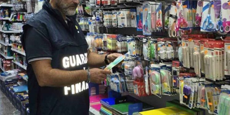Napoli, maxi sequestro di prodotti scolastici non sicuri: oltre 1,3 milioni di articoli