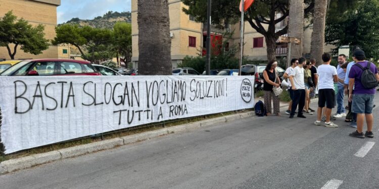 Pozzuoli esiste ancora, oggi presidio al Comune: «Servono risposte concrete e una città unita»