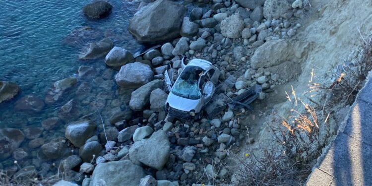 Ischia, tre giovani precipitano con un’auto da una scogliera: due 18enni e un 17enne feriti