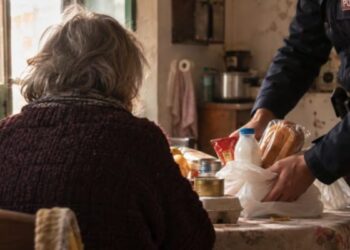 Donna chiama la Polizia: «Non mangio da giorni». Gli agenti scoprono condizioni di grave disagio