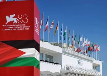 Palestine Frees Us All: un muro di aquiloni per Gaza davanti alla Mostra del Cinema di Venezia