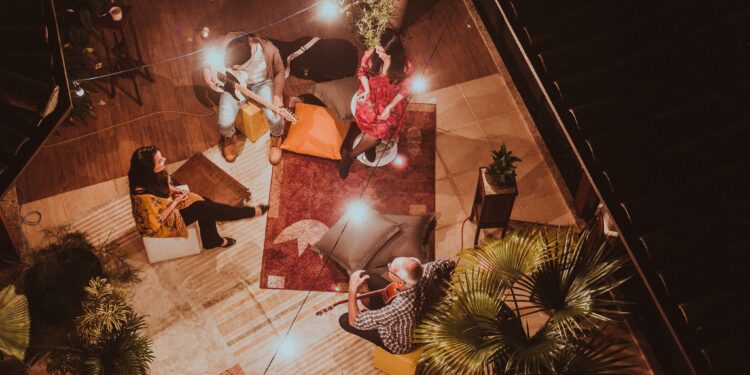 Come trasformare una serata in casa in un piccolo evento: idee per l’estate in città 