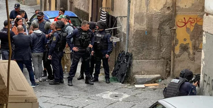 Napoli, si consegna alla polizia l’uomo barricato in casa ai Quartieri Spagnoli