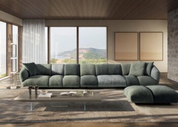 LAGO: il divano che cambia forma insieme alla stanza, tra moduli e configurazioni su misura 