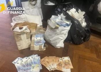 Napoli, scoperta stamperia clandestina: 12mila banconote false per 400mila euro, tre arresti