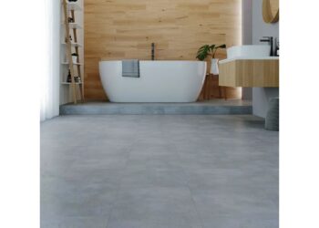 Dalla cucina al living, il pavimento SPC effetto pietra cambia il tono degli spazi