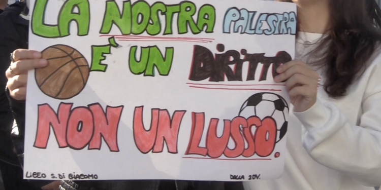 VIDEO-Palestra chiusa da due anni: studenti del liceo “Di Giacomo” di Volla in protesta