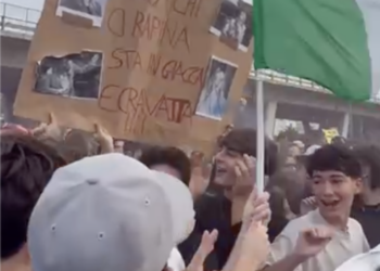 Ponticelli, studenti in piazza contro il caro vita: «Scendiamo in strada per i nostri diritti»