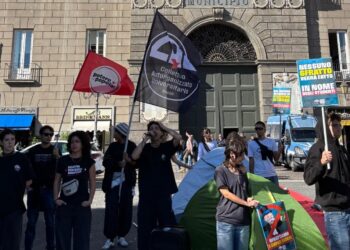 Napoli, studenti in tenda davanti al Comune: «Sfrattiamo Manfredi»