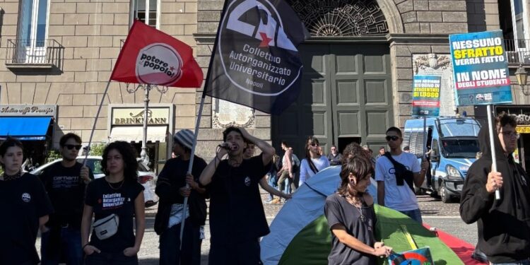 Napoli, studenti in tenda davanti al Comune: «Sfrattiamo Manfredi»