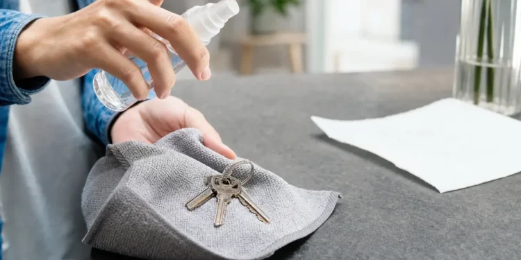 Spruzzare aceto bianco sulle chiavi: a cosa serve davvero e quando è necessario farlo