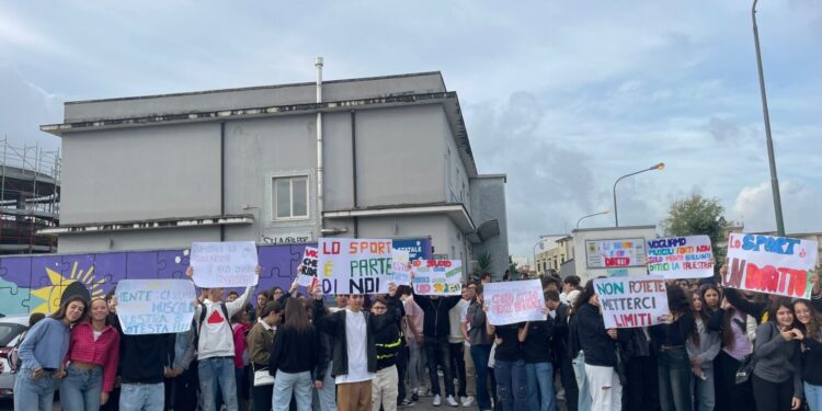 Volla, protesta degli studenti del liceo Di Giacomo: sciopero e raccolta firme per la palestra chiusa da due anni