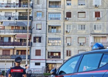 Melito, incendio in una palazzina di via Po: evacuata anche una scuola, nessun ferito