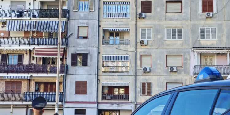 Melito, incendio in una palazzina di via Po: evacuata anche una scuola, nessun ferito