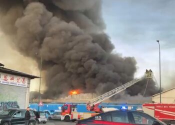 Napoli, grosso incendio in via Brin: evacuato un palazzo, scatta l’allerta per i residenti