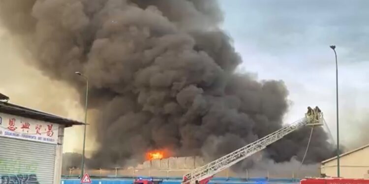 Napoli, grosso incendio in via Brin: evacuato un palazzo, scatta l’allerta per i residenti