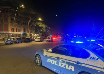 Napoli, tenta di violentare una donna: lei urla dal balcone e i passanti allertano la polizia