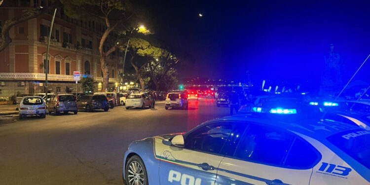 Napoli, tenta di violentare una donna: lei urla dal balcone e i passanti allertano la polizia