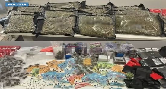 San Giovanni a Teduccio, maxi sequestro di droga: oltre 20 chili di stupefacenti, 6.300 euro in contanti e una pistola rubata