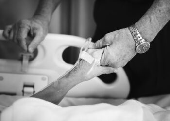 Come si organizza il trasferimento di un paziente da un ospedale a un altro fuori regione? 