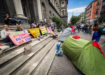 Caro affitti, gli studenti tornano in tenda alla Federico II: a Napoli riparte la protesta