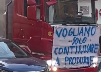 Protesta degli autotrasportatori al Sud, blocchi e caro gasolio: a rischio merci e rifornimenti
