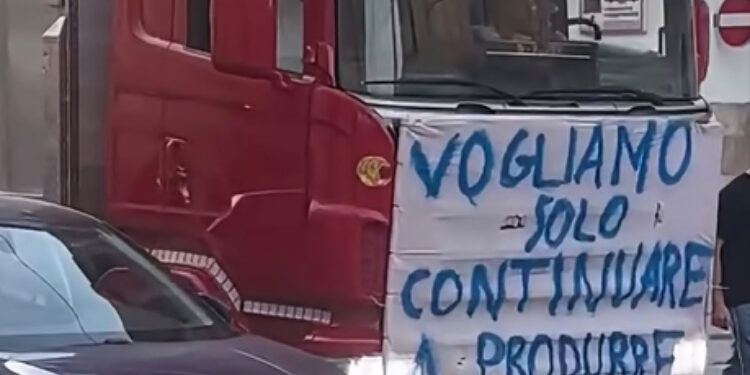 Protesta degli autotrasportatori al Sud, blocchi e caro gasolio: a rischio merci e rifornimenti